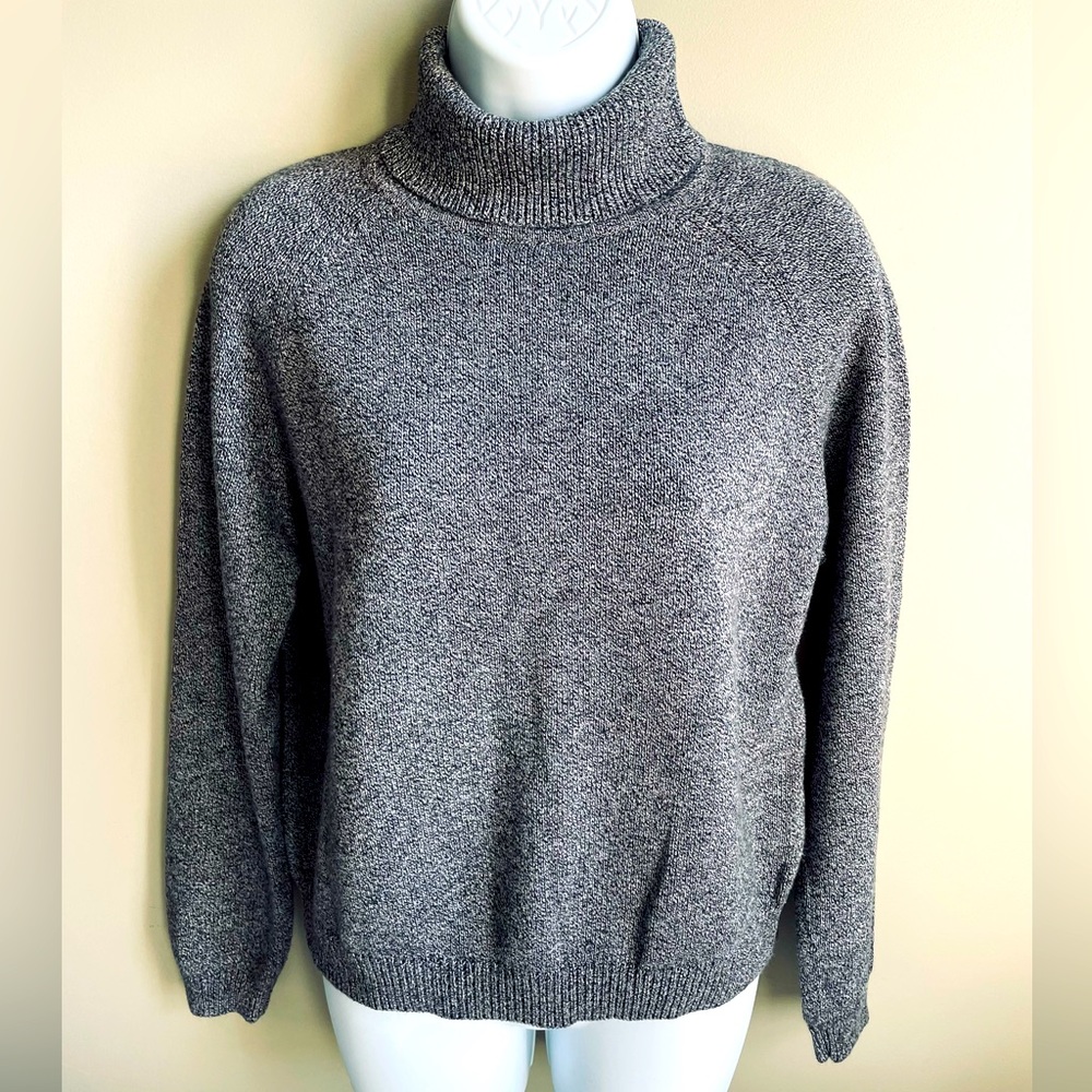 ‼️SALE‼️$25Like/Bundle/Offer Like New Jeanne Pierre Marled Black & White Sweater